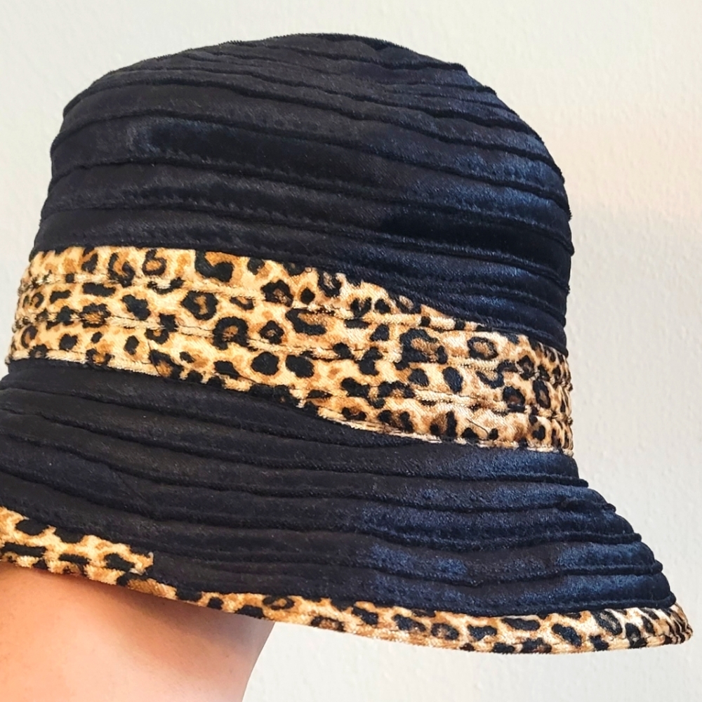 VERY PRETTY VELVETY AND ANIMAL PRINT FABRIC.ONE SIZE FITS ALL
